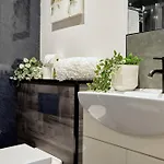 Centre & Coffeehouse Apartment *