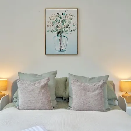 York City Centre Apartment With Riverside Walks *