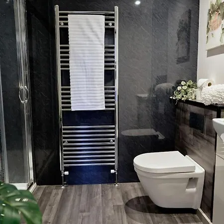 York City Centre Apartment With Riverside Walks *