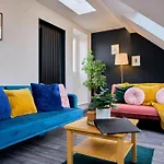 Centre & Coffeehouse Apartment