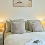 Centre & Coffeehouse Apartment *