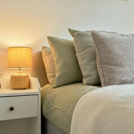 York City Centre Apartment With Riverside Walks