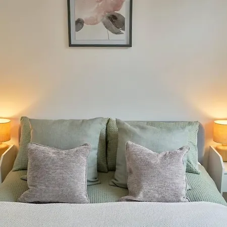 York City Centre Apartment With Riverside Walks *