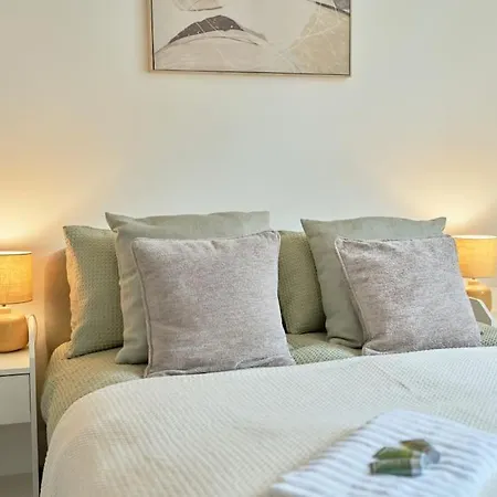 Centre & Coffeehouse Apartment *